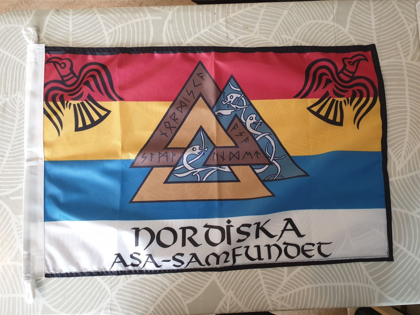 Fasadflagga Asa-samfundet NORDEN med Nordens länders flaggfärger