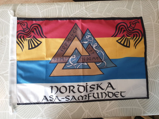 Fasadflagga Asa-samfundet NORDEN med Nordens länders flaggfärger